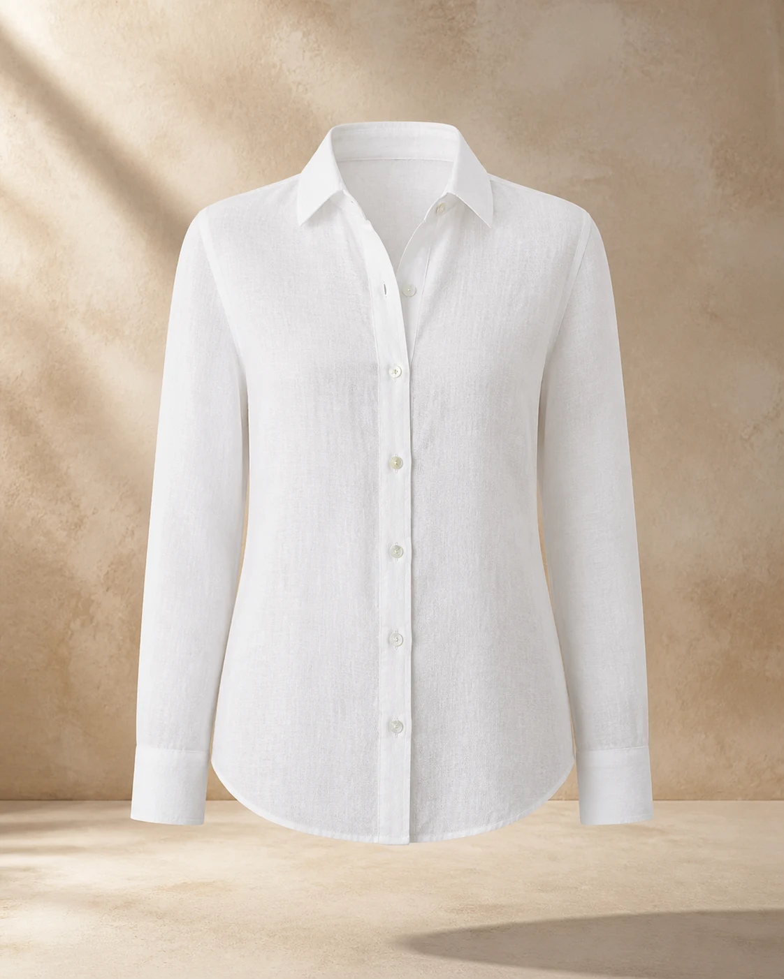 Blusa clásica de lino para mujer en blanco, visualización editorial de referencia